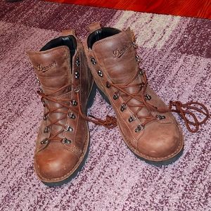 Boots. MENS 12